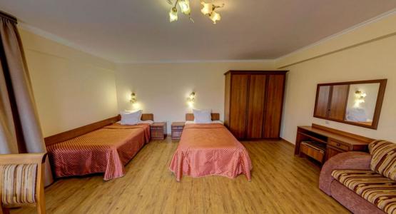 Общий вид 2 местного 1 комнатного Джуниор сюит (№ 93), Корпус 1 санатория Узбекистан в Кисловодске
